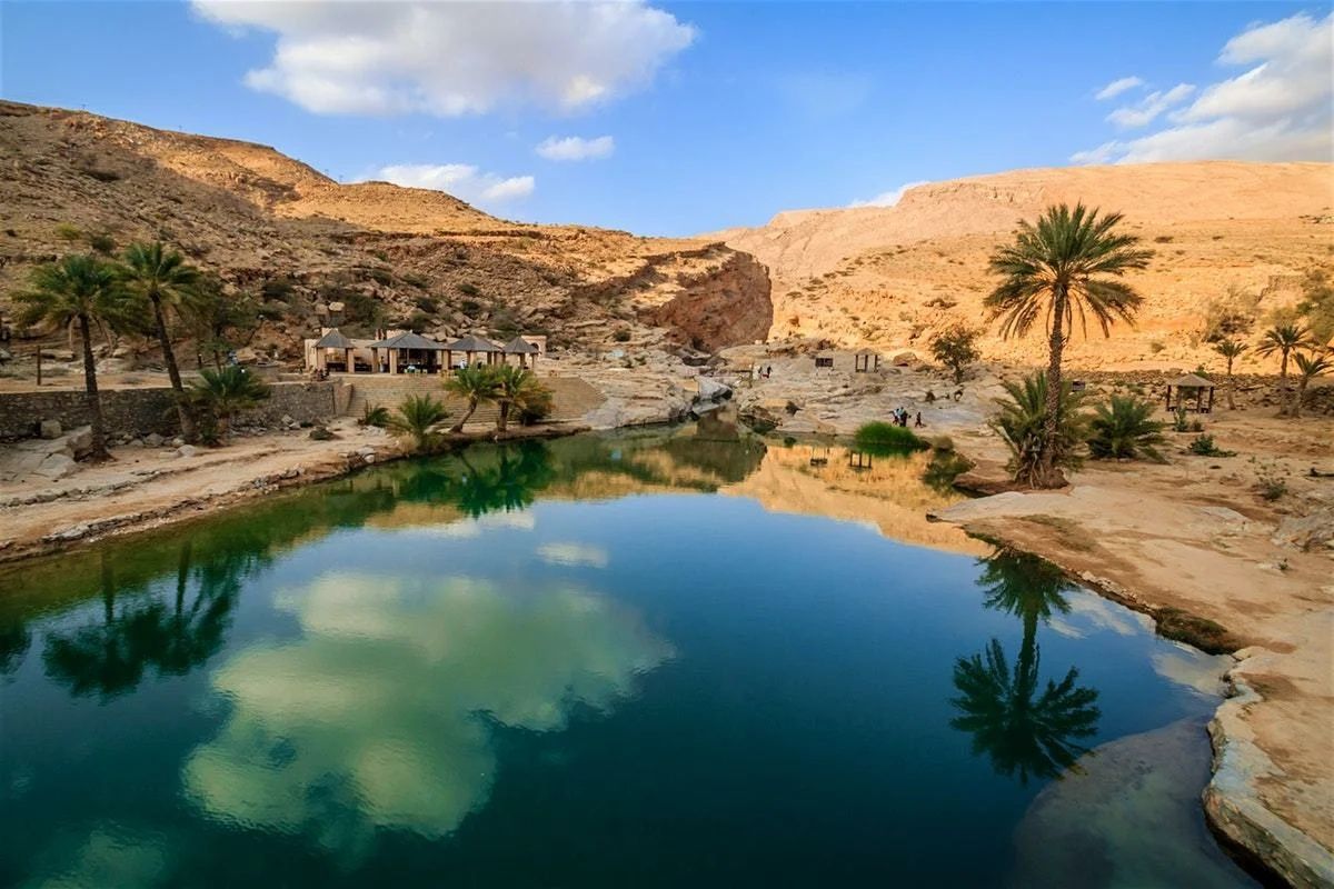 Река оазис. Вади бани Халид Оман. Оазис в Аравийской пустыне. Оазис Вади Шааб Оман. Оазис Вади бани Халид.