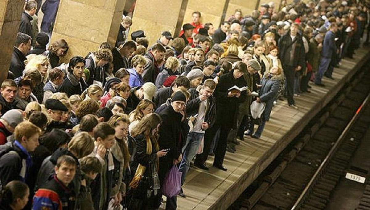 Заглянуть в туннель метро, ожидая поезда, будто от этого он быстрее приедет