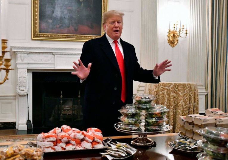 Приглашает чемпионов колледжа по футболу в Белый дом за фастфудом McDonald\'s (2019.1)