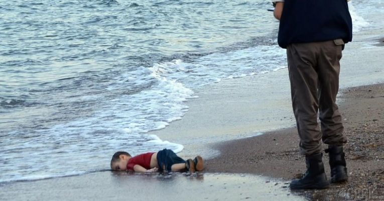 Тело 3-летнего сирийского мальчика Алана Курди на берегу Бодрума, Турция, 2015 г