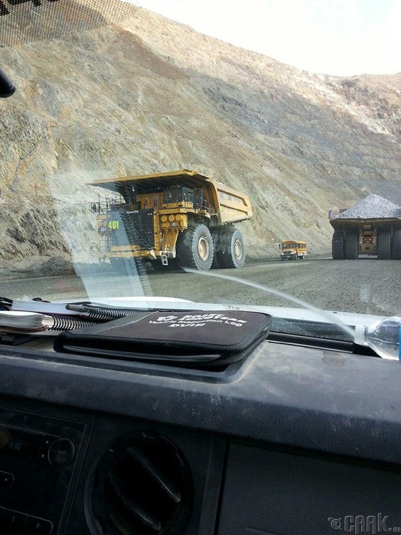 Горнодобывающая техника и школьный автобус