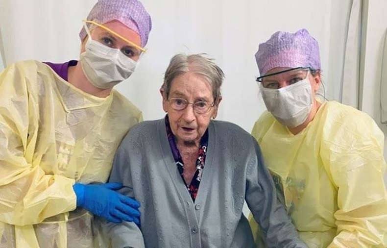 101-летняя бабушка выздоравливает и покидает больницу