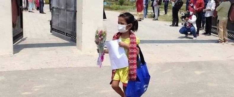 7-летняя девочка выписана из больницы в Непале