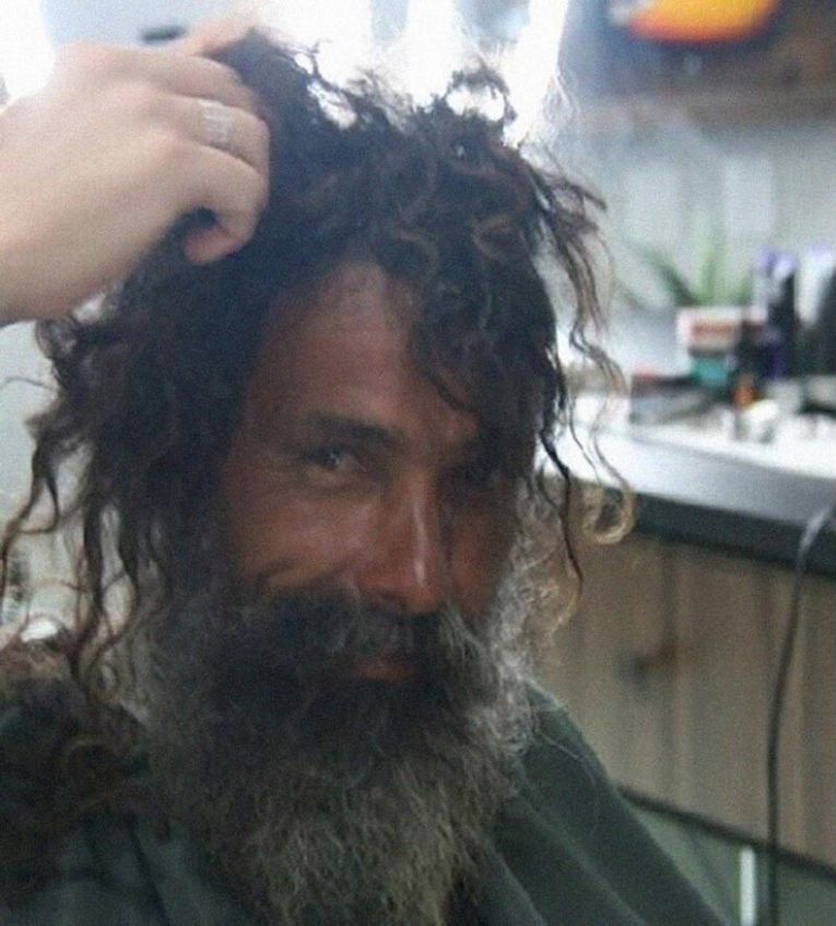 Жоао Коэльо Гимарес перед стрижкой