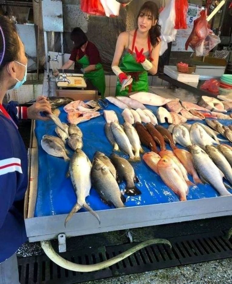Она пришла на продуктовый рынок, чтобы помочь матери с работой