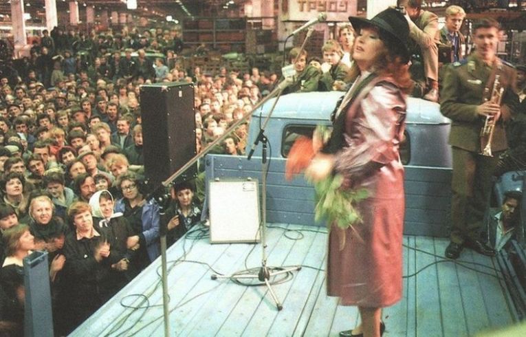 Алла Пугачева на концерте для работников ЗИЛа — Москва, СССР, 1983 год