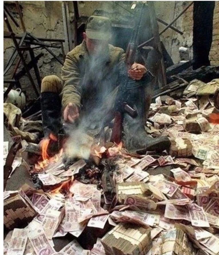 Солдат согревается во время чеченской войны