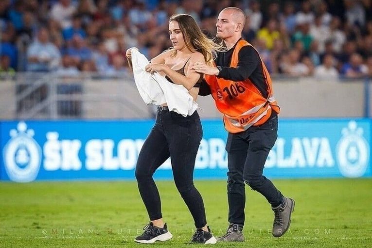 Саманта Прахар во время отборочного турнира Лиги Европы (2019) между словакским клубом Slovan и греческим PAOK