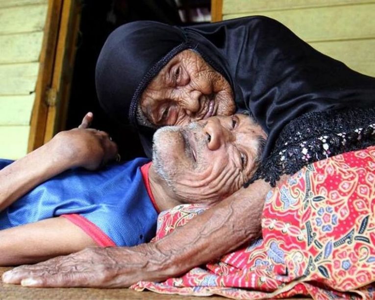 101-летняя мать с тяжелобольным 63-летним сыном