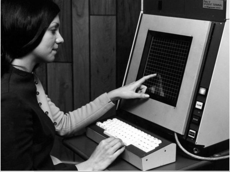 Первый сенсорный экран. Компьютерный терминал PLATO IV, США — 1972