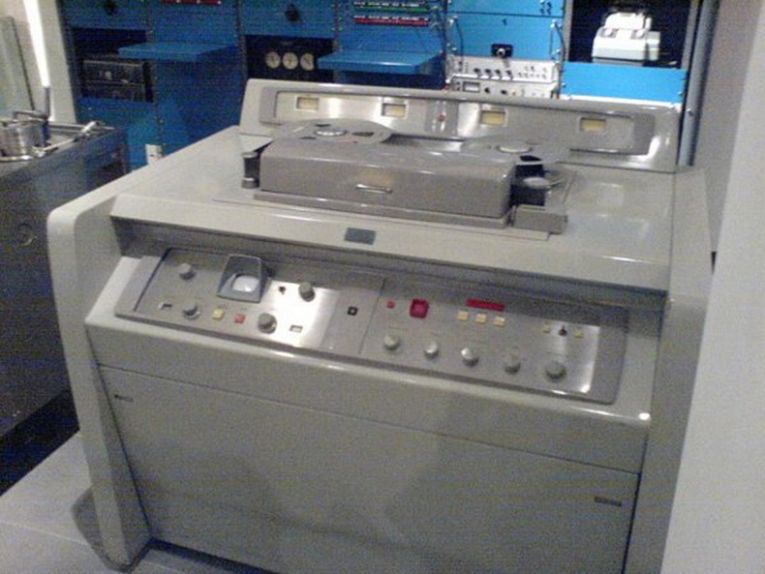 Первая цифровая камера Ampex VR 1000, США — 1956