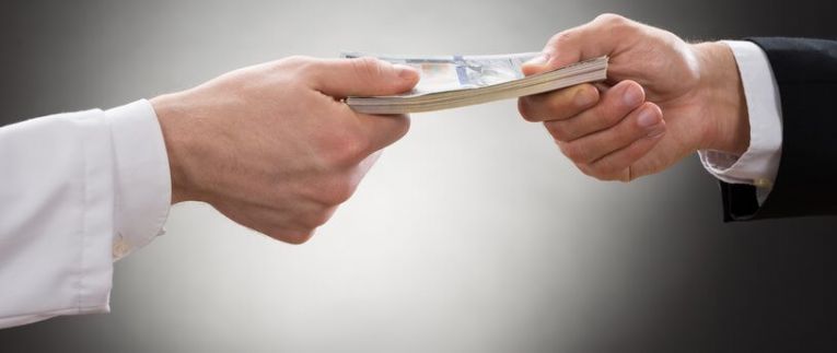 Если вы одолжили у друга даже небольшую сумму денег, обязательно верните ее