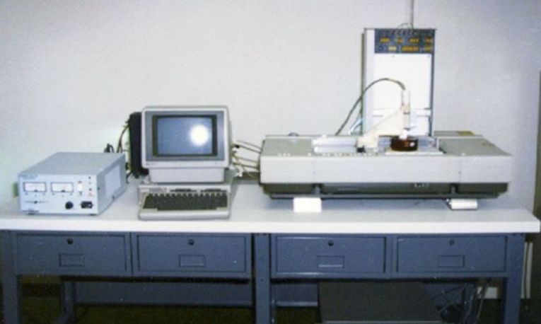 Первый 3D-принтер SLA-1, разработанный Чаком Холлом, США — 1986
