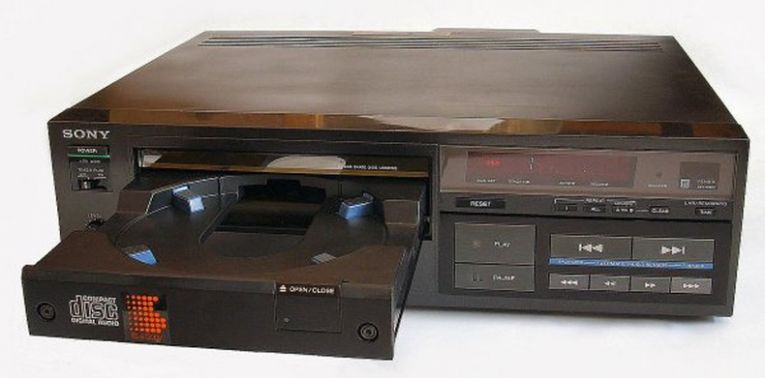 Первый проигрыватель компакт-дисков Sony CDP-101, Япония — 1982