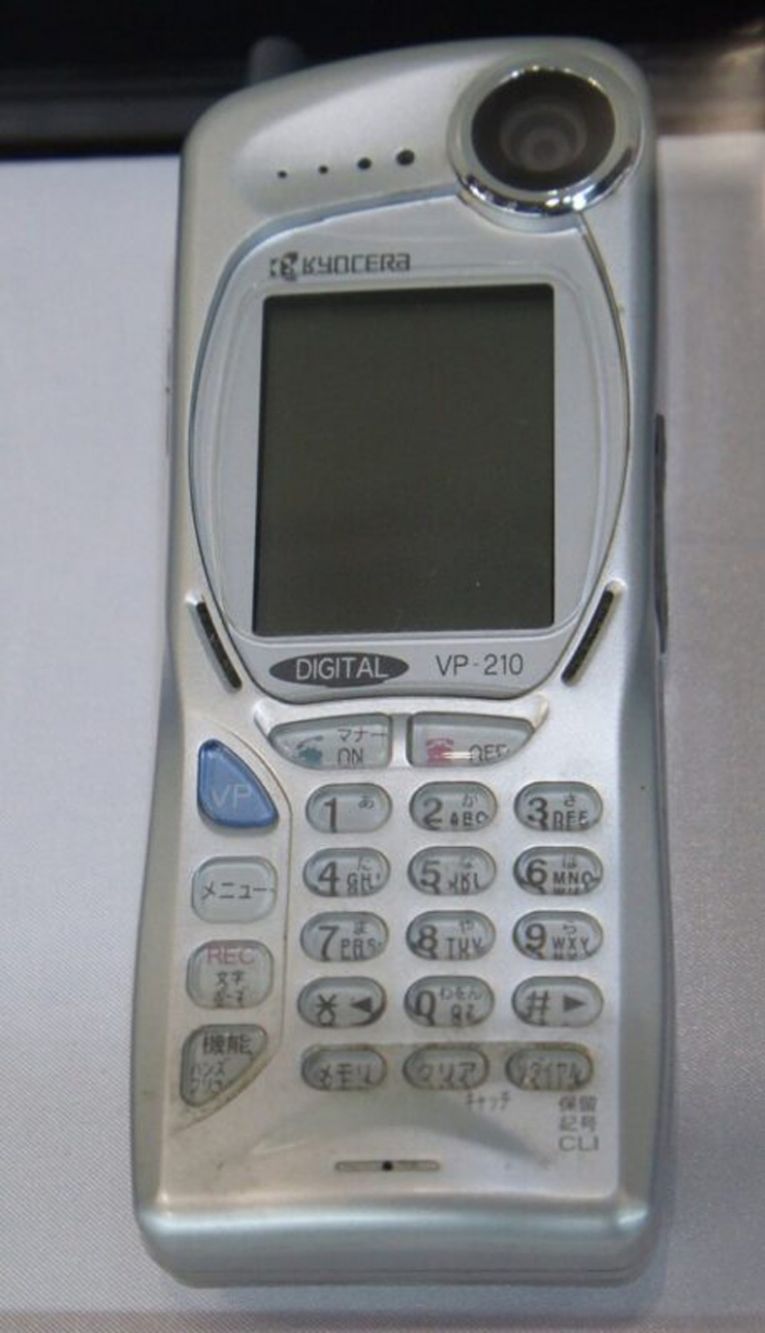 Первый сотовый телефон с камерой Kyocera VP-210 VisualPhone, Япония — 1999