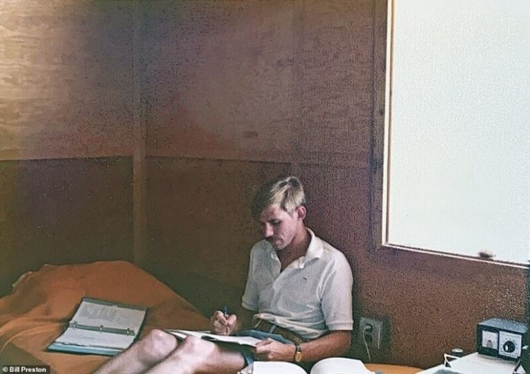 Билл в хижине, 1977 год